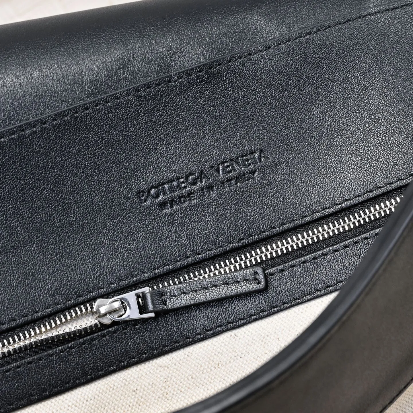 Batch 2960 BOTTEGA VENETA 2025 new men's ANDIAMO backpack Bottega Veneta's main recommendation is undoubtedly Andiamo. The first new favorite of 2025 is a men's splayed buckle bag. It can be seen that the designer has used many small ideas. The detachable cross-body strap is very convenient for elite office workers to carry their work diary. Reduce the burden on your hands when carrying office supplies. The interior is divided into two large compartments and a small zippered compartment. Unlike the women's model, the compartments here are not detachable. The fixed large single layer also makes it easier to pack lightly when going out to work and avoids the accumulation of too many small items. Style number: 5969 Size: 43*32*20cm